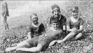 Len-sisters-on-Brighton-beach-c1921